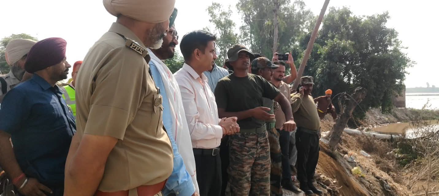 ਸੰਤ ਬਲਬੀਰ ਸਿੰਘ ਸੀਚੇਵਾਲ ਅਤੇ ਡਿਪਟੀ ਕਮਿਸ਼ਨਰ ਡਾ. ਹਿਮਾਂਸ਼ੂ ਅਗਰਵਾਲ ਵੱਲੋਂ 4 ਹੜ੍ਹ ਪ੍ਰਭਾਵਿਤ ਪਰਿਵਾਰਾਂ ਨੂੰ ਮਕਾਨਾਂ ਲਈ 51-51 ਹਜ਼ਾਰ ਰੁਪਏ ਦੇ ਚੈੱਕ ਸੌਂਪੇ