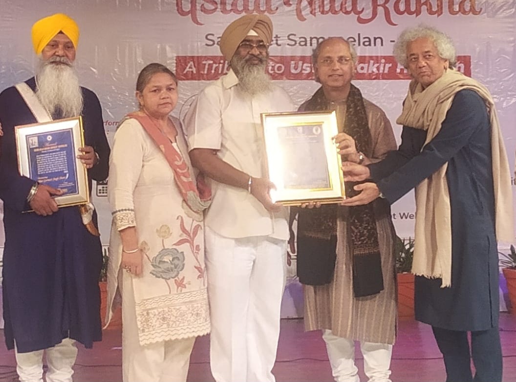 ਉਸਤਾਦ ਅੱਲਾਹ ਰੱਖਾ ਸੰਗੀਤ ਸੰਮੇਲਨ ਦੌਰਾਨ ਉਸਤਾਦ ਪ੍ਰੋ. ਭੁਪਿੰਦਰ ਸਿੰਘ ਨੂੰ “ਉਸਤਾਦ ਅੱਲਾਹ ਰੱਖਾ ਐਵਾਰਡ” ਨਾਲ ਕੀਤਾ ਸਨਮਾਨਿਤ ।