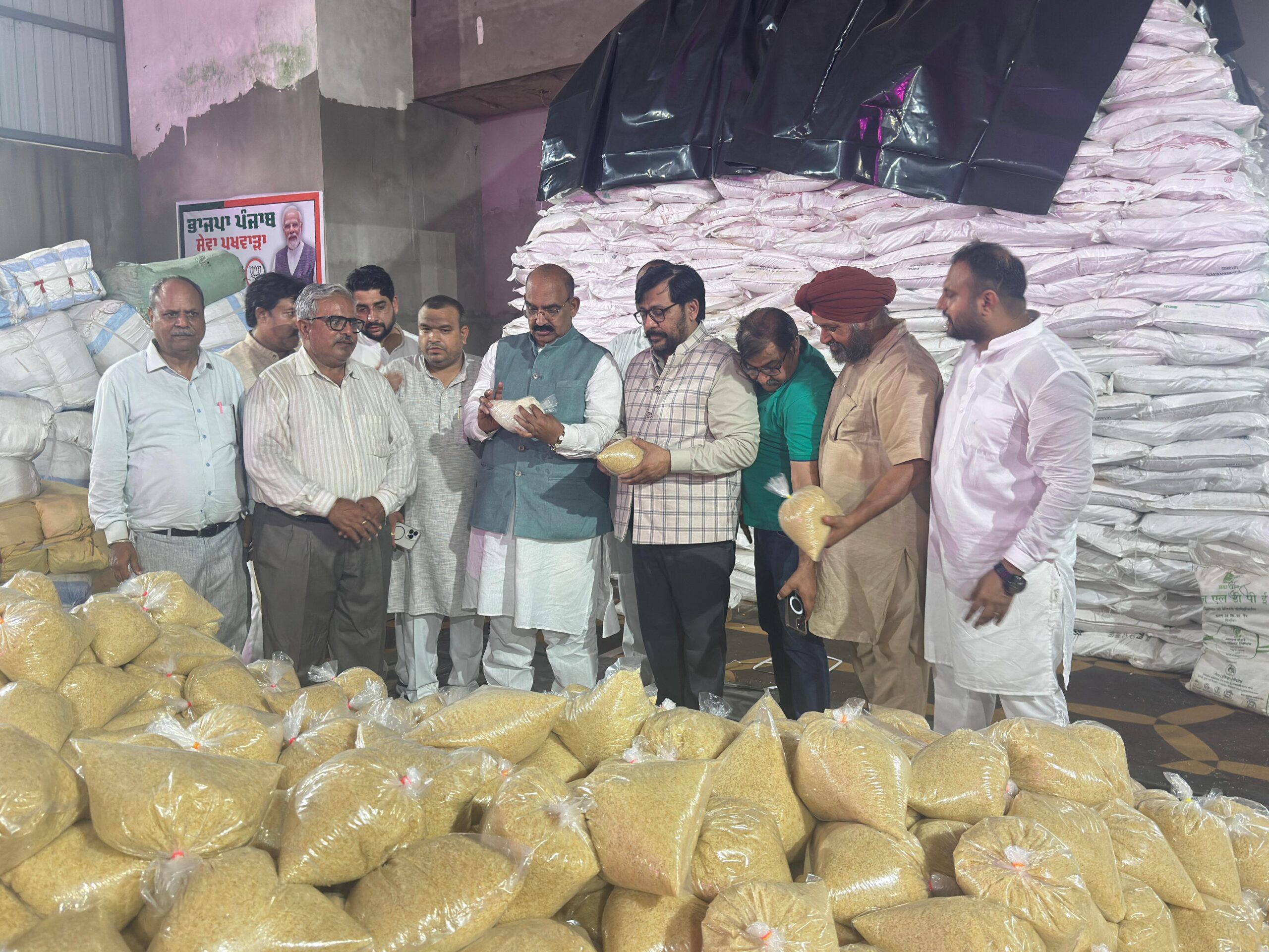 भाजपा के प्रदेश कार्यकारी अध्यक्ष अश्वनी शर्मा ने बाढ़ पीड़ितों के लिए बनाए गए राहत सामग्री केंद्र का किया निरीक्षण