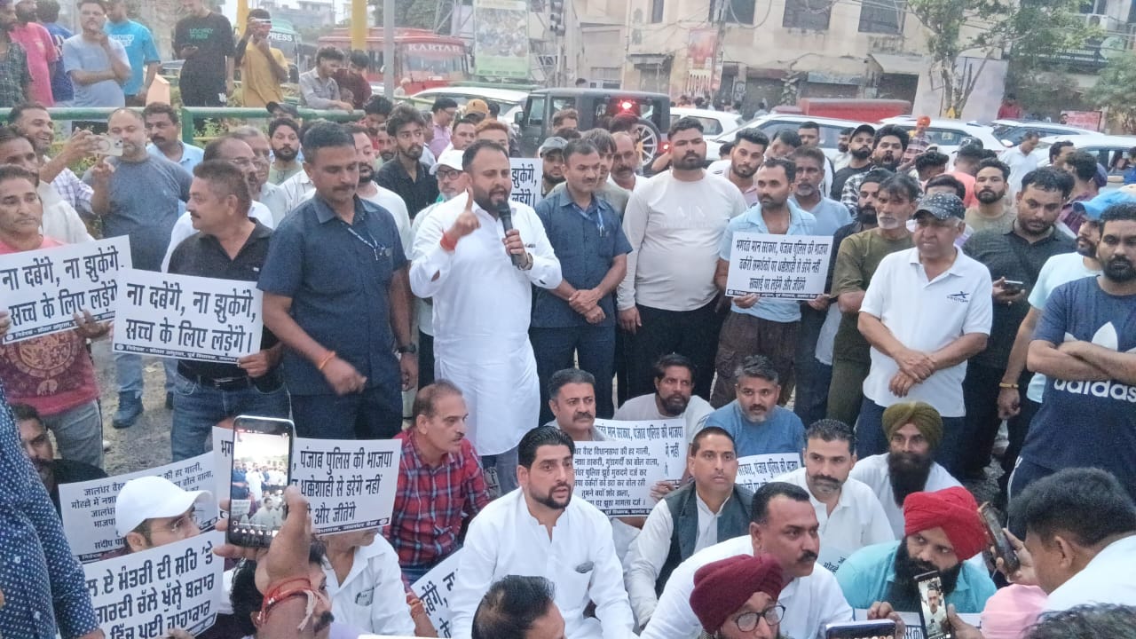 सैकड़ों भाजपा समर्थकों ने पुलिस धक्केशाही के खिलाफ विशाल धरना लगाया* 