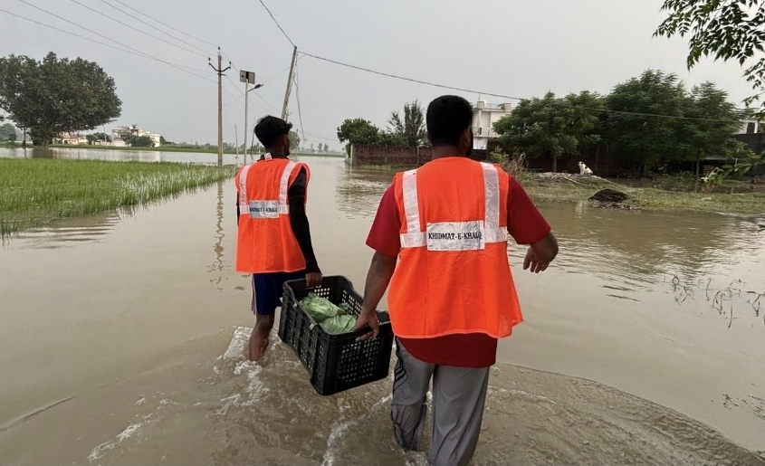 ਪੰਜਾਬ ਦੇ ਹੜ੍ਹ ਵਾਲੇ -ਪ੍ਰਭਾਵਿਤ ਇਲਾਕਿਆਂ ਵਿੱਚ ਅਹਮਦੀਆ ਨੌਜਵਾਨ ਹੜ੍ਹ ਪੀੜਤਾਂ ਨੂੰ ਖਾਣ ਯੋਗ ਸਮਗਰੀ ਪਹੁੰਚਾ ਰਹੇ ਹਨ। 