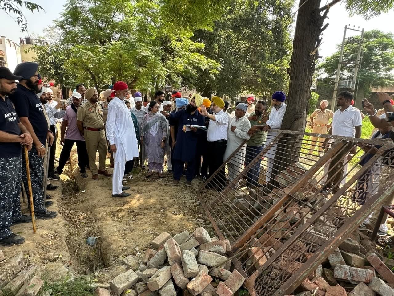 ਪੰਜਾਬ ਰਾਜ ਅਨੁਸੂਚਿਤ ਜਾਤੀਆਂ ਕਮਿਸ਼ਨ ਦੇ ਚੇਅਰਮੈਨ ਜਸਵੀਰ ਸਿੰਘ ਗੜ੍ਹੀ ਨੇ ਪਿੰਡ ਧੁਲੇਤਾ ਦਾ ਕੀਤਾ ਦੌਰਾ; ਜ਼ਮੀਨੀ ਵਿਵਾਦ ਸੁਲਝਾਇਆ