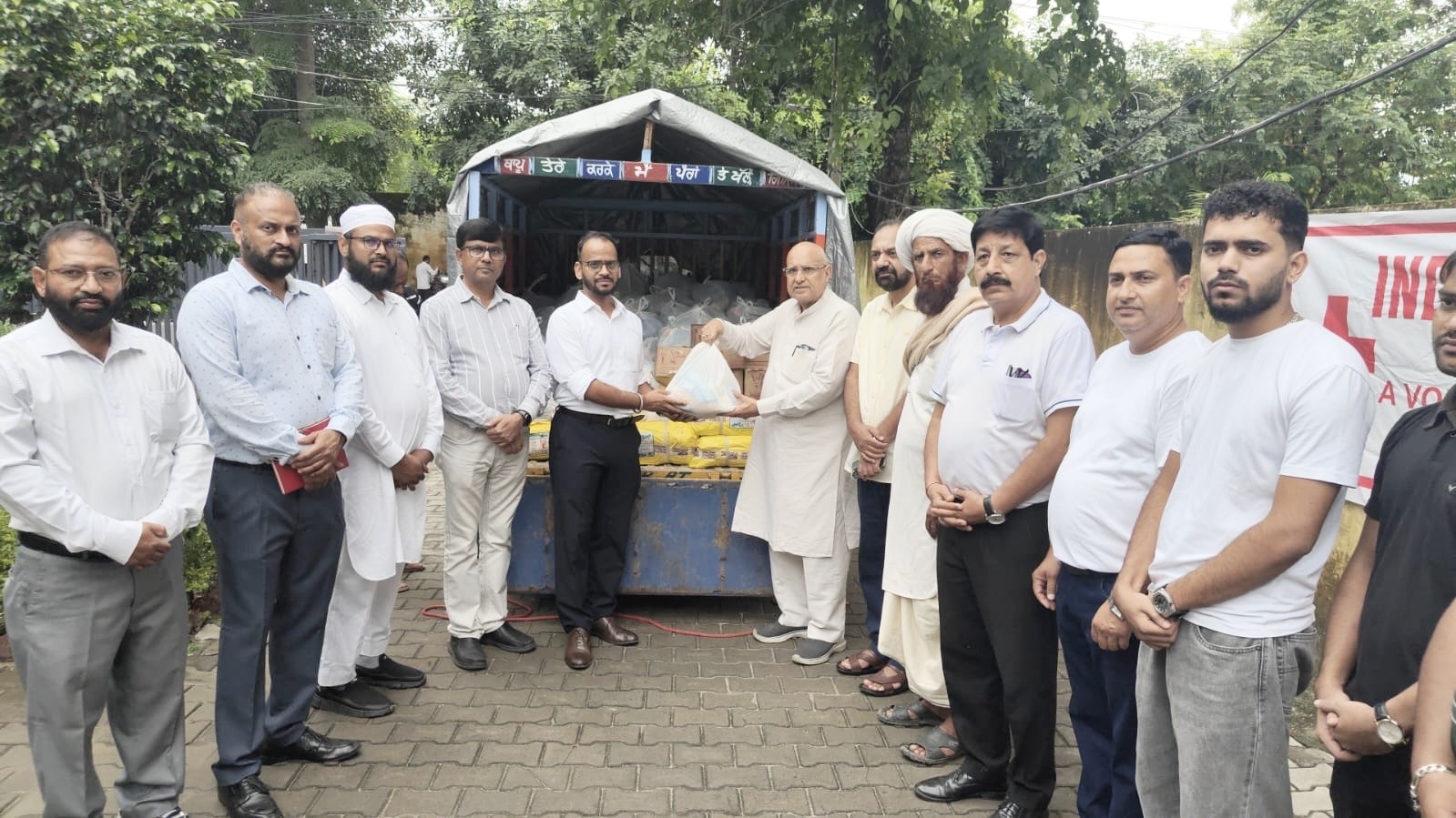 ਇੰਤਜ਼ਾਮੀਆ ਜਾਮਾ ਮਸਜਿਦ ਈਦਗਾਹ ਕਮੇਟੀ ਵੱਲੋਂ ਹੜ੍ਹ ਪ੍ਰਭਾਵਿਤ ਲੋਕਾਂ ਲਈ ਰੈੱਡ ਕਰਾਸ ਸੁਸਾਇਟੀ ਨੂੰ ਰਾਹਤ ਸਮੱਗਰੀ ਭੇਂਟ ਕੀਤੀ ਗਈ   