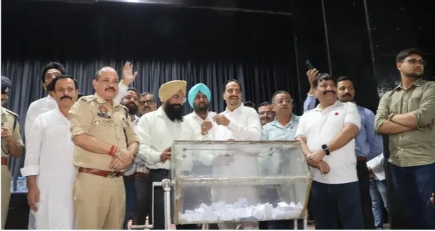 ਨਿਰਪੱਖ ਅਤੇ ਪਾਰਦਰਸ਼ੀ ਲਕੀ ਡਰਾਅ ਰਾਹੀਂ ਪਟਾਖ਼ਾ ਲਾਈਸੈਂਸ ਪ੍ਰਕਿਰਿਆ ਲਈ 20 ਅਰਜ਼ੀਆਂ ਚੁਣੀਆਂ ਗਈਆਂ