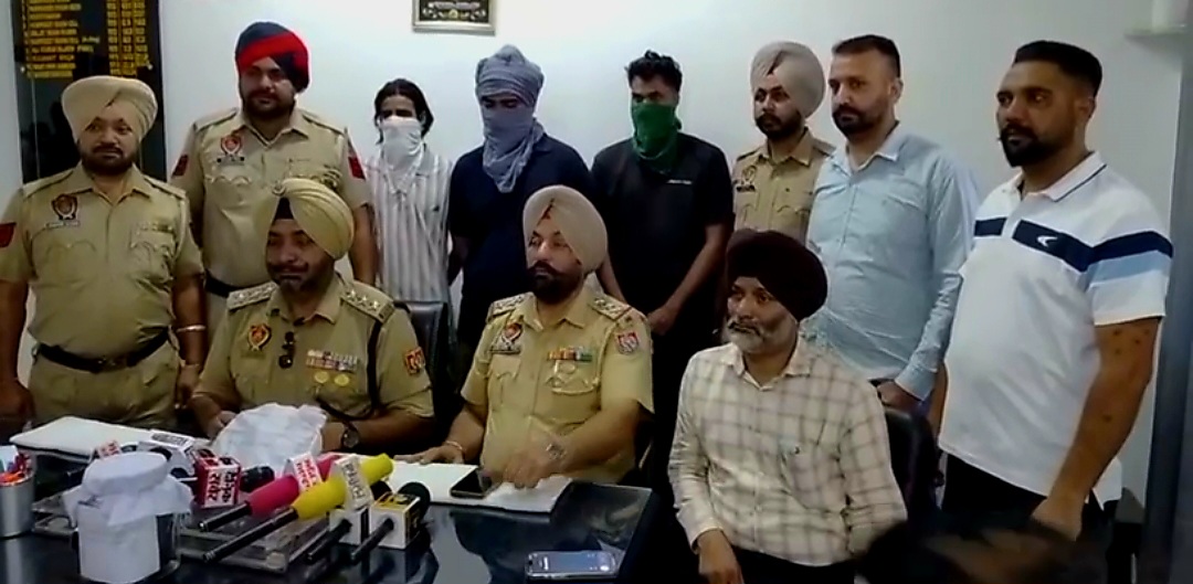 ਟਾਂਡਾ ਪੁਲਿਸ ਵੱਲੋ ਪਾਕਿਸਤਾਨ ਤੋ ਆਈ 1 ਕਿੱਲੋ 100ਗ੍ਰਾਮ ਹੈਰੋਇੰਨ ਸਮੇਤ ਤਸਕਰੀ ਕਰਨ ਵਾਲੇ 03 ਕਥਿਤ ਦੋਸ਼ੀ ਗ੍ਰਿਫਤਾਰ