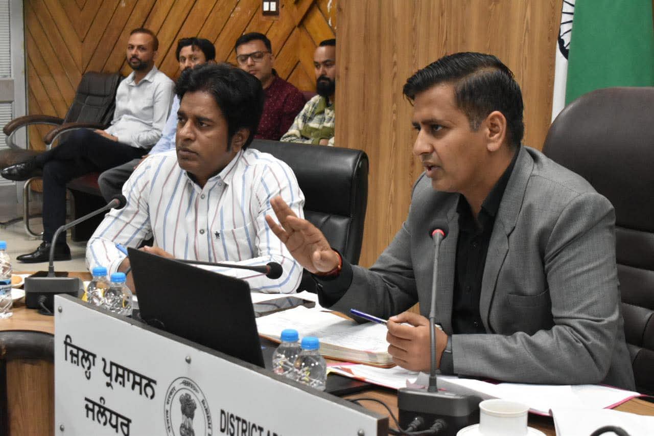 ਜਲ਼ੰਧਰ ਸੜਕਾਂ ਨੂੰ ਬੇਸਹਾਰਾ ਪਸ਼ੂਆਂ ਤੋਂ ਮੁਕਤ ਕਰਨ ਲਈ ਅਧਿਕਾਰੀਆਂ ਨੂੰ ਮਿਸ਼ਨ ਮੋਡ ’ਤੇ ਕੰਮ ਕਰਨ ਦੀ ਦਿੱਤੀ ਹਦਾਇਤ:ਡਿਪਟੀ ਕਮਿਸ਼ਨਰ ਡਾ. ਹਿਮਾਂਸ਼ੂ 