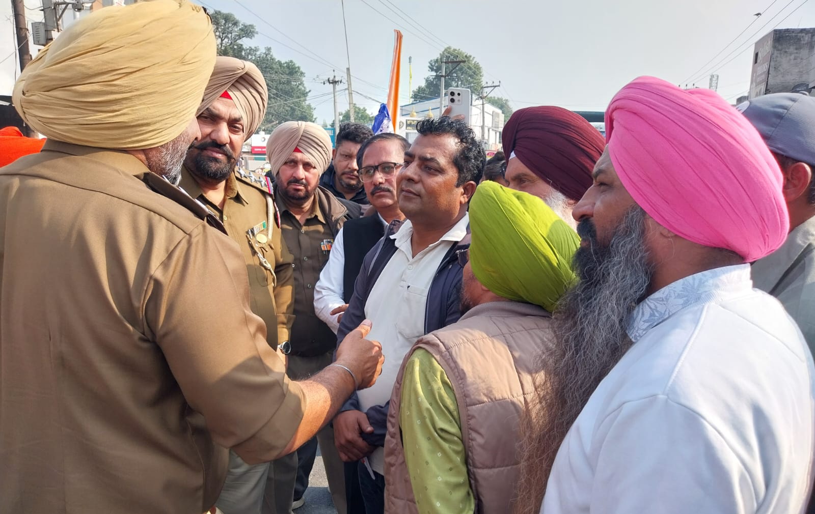 ਪਿੰਡ ਚਾਂਗ ਬਸੋਆ ਦੇ ਲੋਕਾਂ ਨੇ ਥਾਣਾ ਗੜਦੀਵਾਲਾ ਦੀ ਪੁਲਿਸ ਦੇ ਬਰਖਿਲਾਫ ਜਾਮ ਲਗਾ ਕੇ ਕੀਤਾ ਰੋਸ ਪ੍ਰਦਰਸ਼ਨ ! 