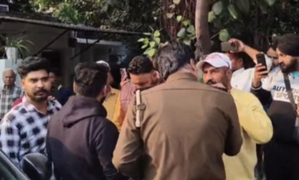 ਪ੍ਰੈਸ ਕਲੱਬ ਦੇ ਬਾਹਰ ਪੁਲਿਸ ਵੱਲੋਂ ਹਿਰਾਸਤ ਵਿੱਚ ਲੈਣ ਆਏ ਯੁਵਕ ਦੇ ਪਰਿਵਾਰਿਕ ਮੈਂਬਰਾਂ ਵੱਲੋਂ ਹੰਗਾਮਾਂ,ਮਾਮਲਾ ਡਰੋਨ ਲੁੱਟ ਕੇਸ ਦਾ 