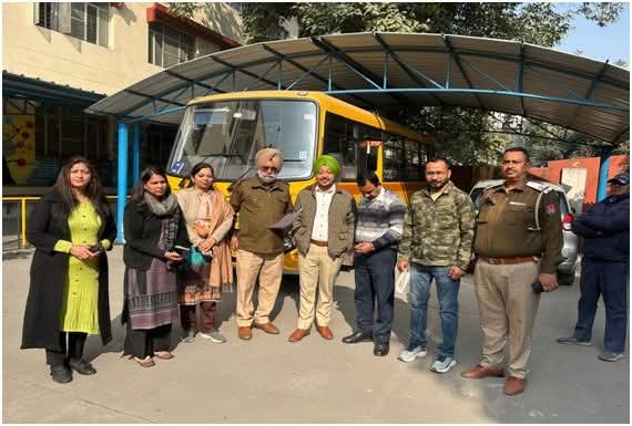 ਸੇਫ ਸਕੂਲ ਵਾਹਨ ਪਾਲਿਸੀ ਤਹਿਤ ਸੈਕਟਰ-32 ਵਿਖੇ ਸਕੂਲੀ ਬੱਸਾਂ ਦੀ ਕੀਤੀ ਚੈਕਿੰਗ*