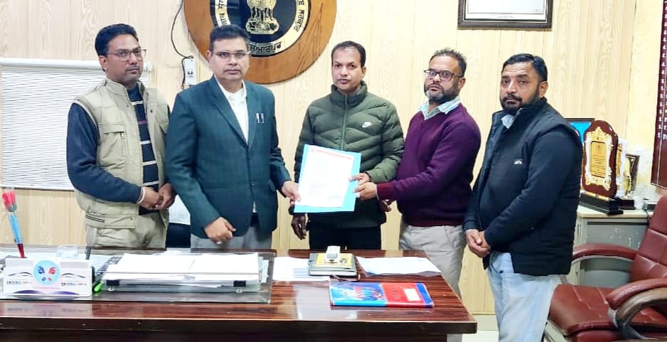 19 ਸਾਲ ਤੋਂ ਠੇਕੇ ਤੇ ਕੰਮ ਕਰ ਰਹੇ ਫਾਰਮੇਸੀ ਅਫਸਰਾਂ ਵੱਲੋਂ ਸਿਵਲ ਸਰਜਨ ਰਾਹੀਂ ਆਪਣੀਆਂ ਮੰਗਾਂ ਸਬੰਧੀ ਮੰਗ ਪੱਤਰ ਸਰਕਾਰ ਨੂੰ ਭੇਜਿਆ 