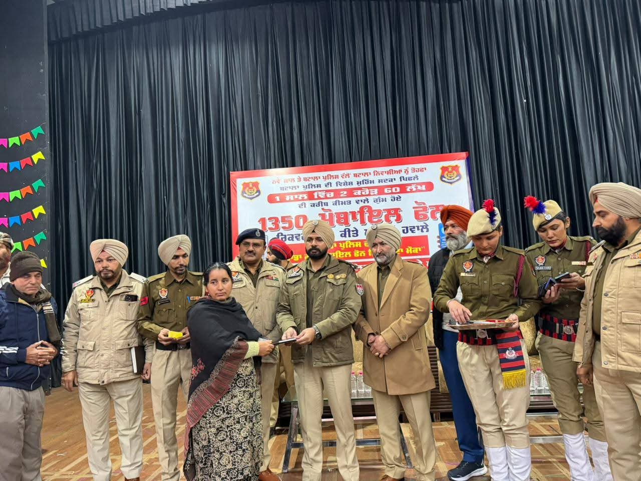 ਬਟਾਲਾ ਪੁਲਿਸ ਵੱਲੋਂ ਨਵੇਂ ਸਾਲ ਦਾ ਤੋਹਫਾ- 350 ਮੋਬਾਇਲ ਫੋਨ ਰਿਕਵਰ ਕਰਕੇ ਅਸਲ ਮਾਲਕਾ ਦੇ ਕੀਤੇ ਹਵਾਲੇ