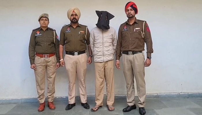 ਪੁਲਿਸ ਵਾਲਿਆਂ ਨੇ ਫੜਿਆ ਜਾਲੀ ਪੁਲਿਸ ਵਾਲਾ, ਵਰਦੀ ਪਾ ਕੇ ਲੋਕਾਂ ਦੇ ਕਰਵਾਉਂਦਾ ਸੀ ਫੈਸਲੇ