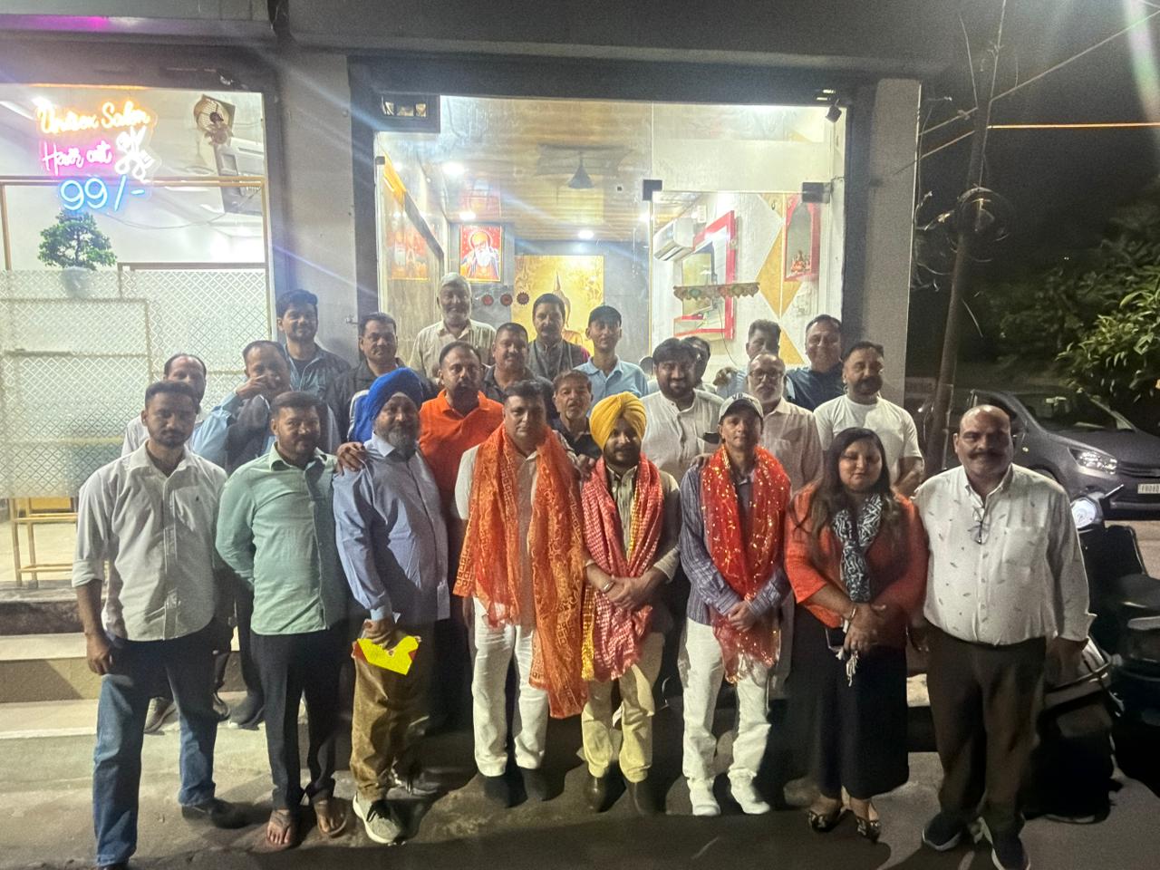 कैंट विधानसभा के मंडल-15 मे नवनियुक्त इंचार्ज पार्षद कंवर सरताज का सम्मान