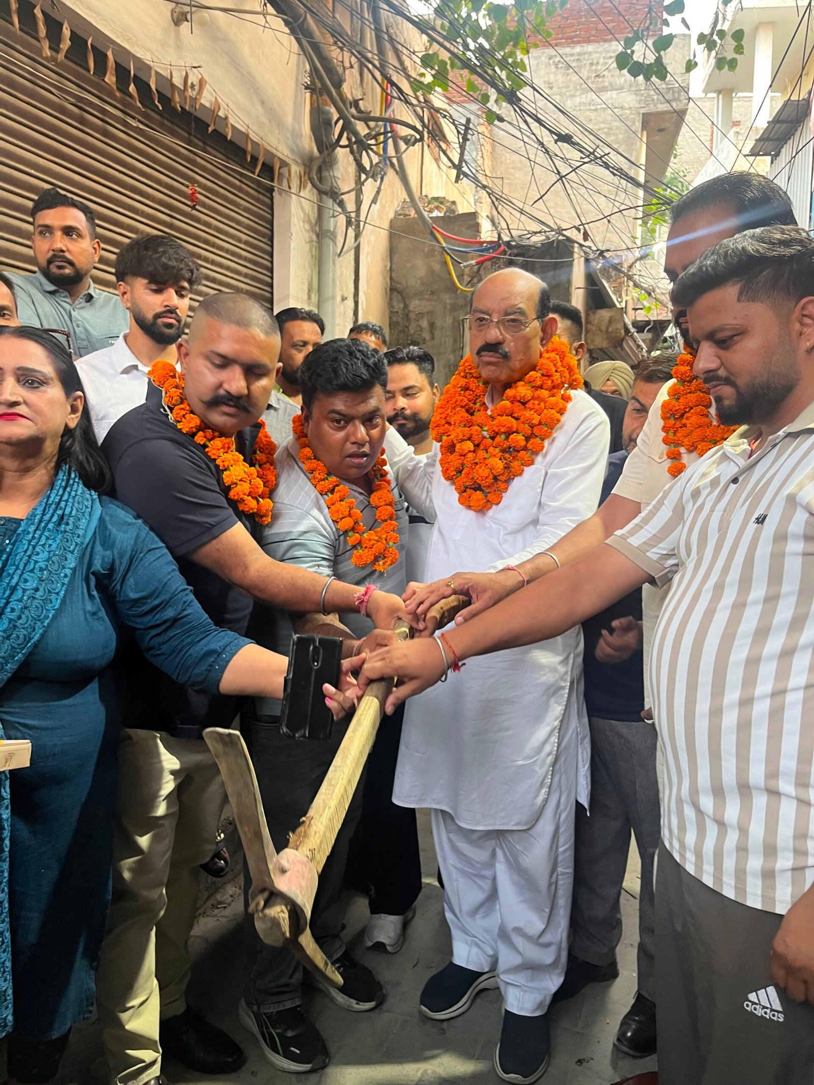 ਕੈਬਨਿਟ ਮੰਤਰੀ ਨੇ 18 ਲੱਖ ਤੋਂ ਵੱਧ ਦੀ ਲਾਗਤ ਨਾਲ ਬਣਨ ਵਾਲੀ ਸੜਕ ਦਾ ਨਿਰਮਾਣ ਕਾਰਜ ਸ਼ੁਰੂ ਕਰਵਾਇਆ